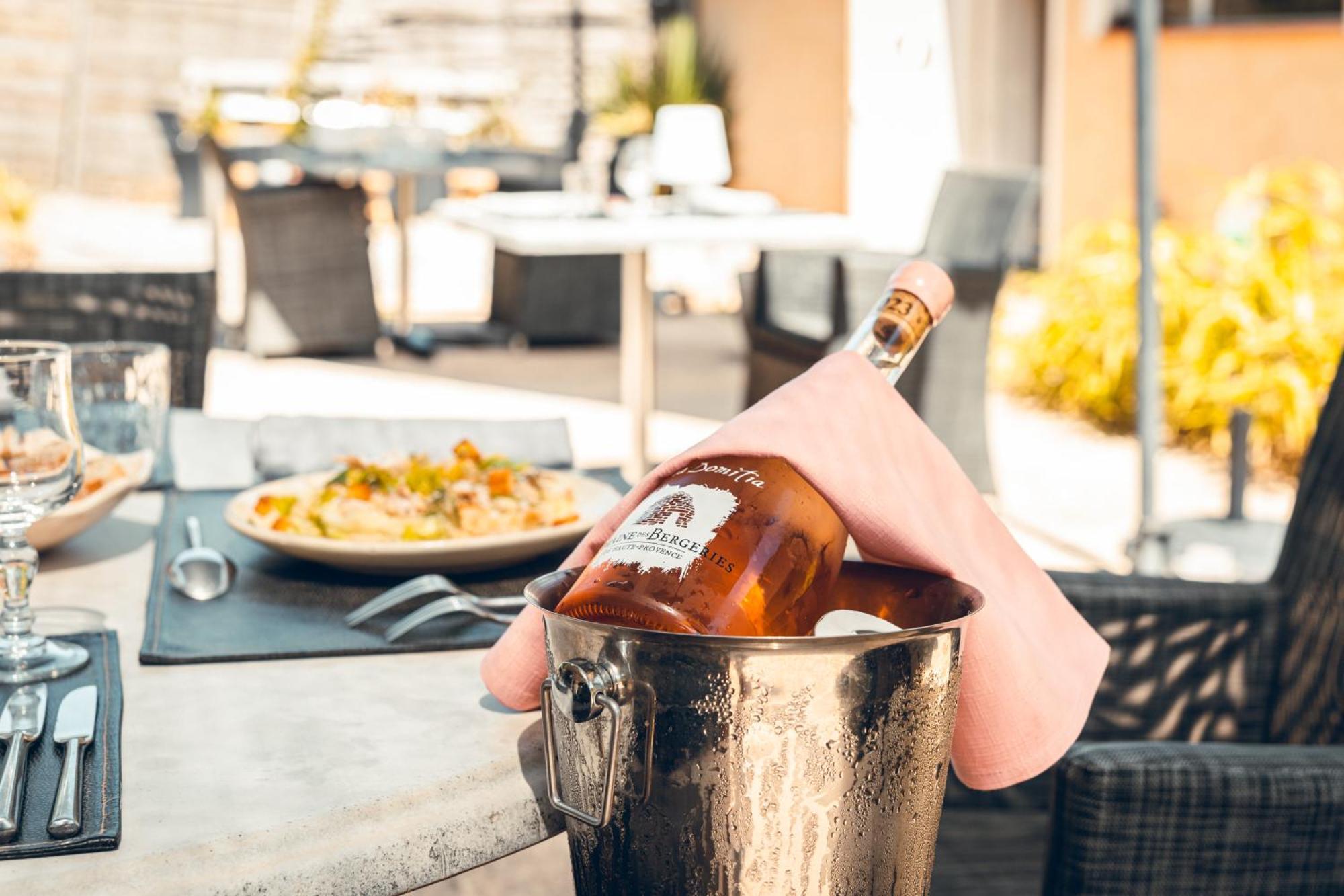 Aubignosc Logis Hotel La Magnanerie - Cote Bistro מראה חיצוני תמונה